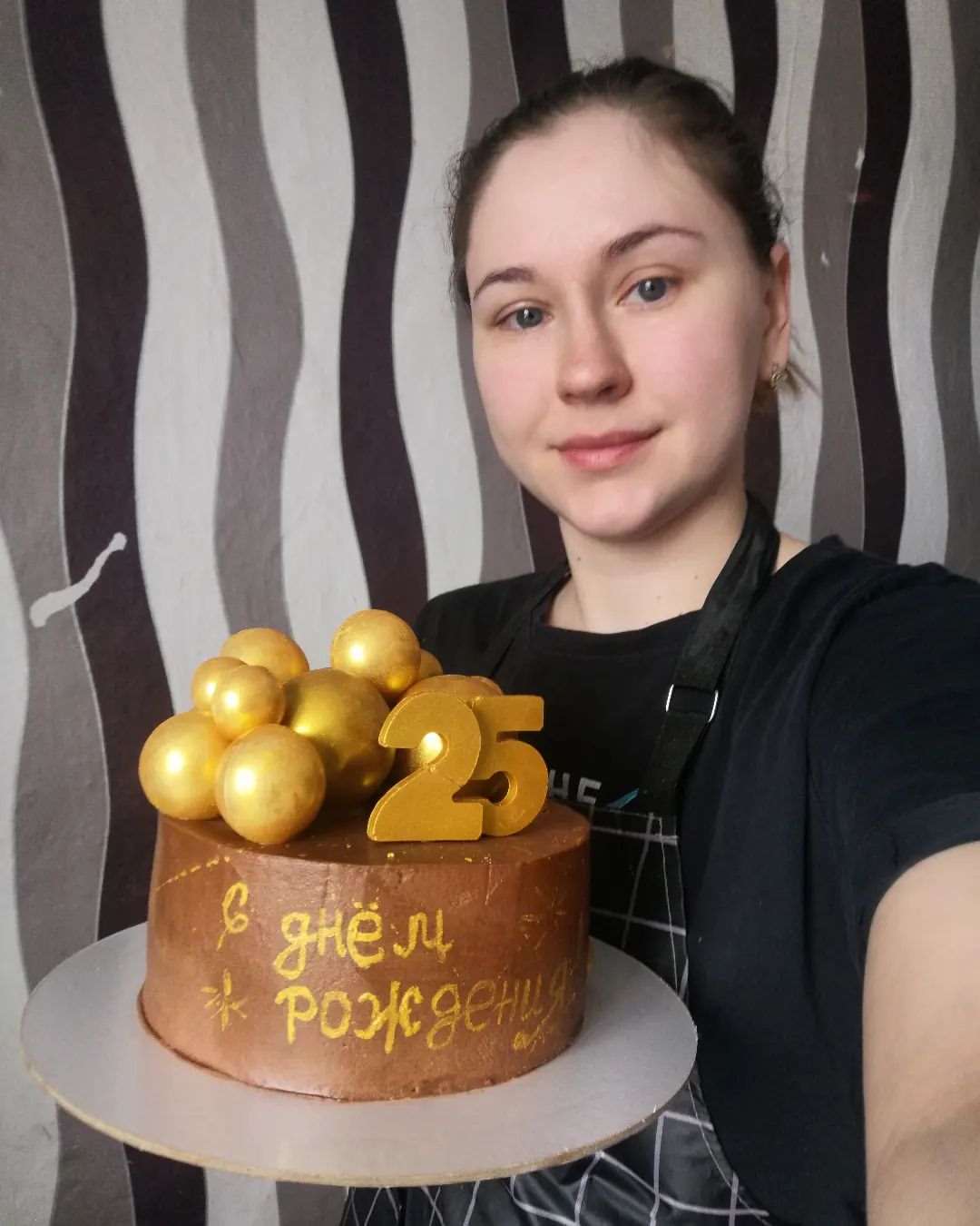 elena_gadalova2510 в LOOKY — Сделала селфи с чужим тортиком🤪
Не накрашеная, и уставшая.
