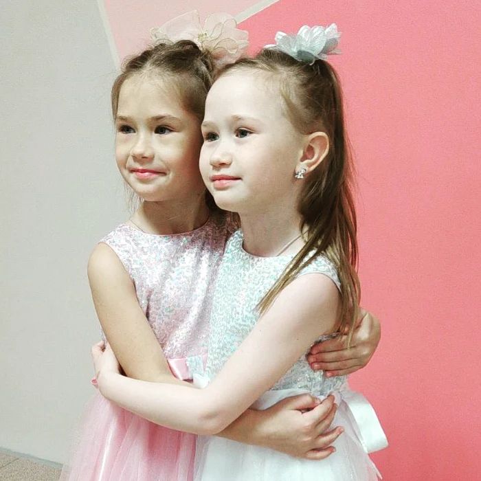 Наши Инь и Янь, две принцессы Эльза и Анна))
@baby_baikal проводит конкурс, расскажи о своей беременности ЭКО. 
Я так долго собиралась это сделать, а тут как говорится сам Бог велел.
В 2007 г мы подумали, что все настало время становиться родителями и думали чих пых и все получится, но не тут то было, ежемесячное ожидание, полдня задержки и ты бежишь делать тест, но там все одна и одна полоска, тонны слез... Но мы никогда не опускали руки, мы ходили везде, бабки и дедки, Янжима и другие святые места, врачи, тибетологи, где мы только не были и что я только не пила, как я говорила мне осталось только 💩 съесть, но причина так и не была выявлена, диагноз один вы здоровы, дети будут, но на наш вопрос когда никто не знал ответ. О, а эти допросы родных и знакомых, "А вы когда рожать то собираетесь? Время идет" Так хотелось всем ответить как будто без вас не знаем и ещё много лестных слов, но воспитание как то не давало... Совет, если возраст уже за 25 и пара в браке не первый год, а может уже и пятый, не спрашивайте пожалуйста об этом, вы спросили и забыли, а на душе так больно становится на долго.
И вот в 2010 первая беременность, но не там где надо, внематочная, да ещё и с разрывом трубы, перитонит. Психологически было очень тяжело, тогда я думала все мир рухнул, но за 2 недели в больнице собралась и снова вступили в бой. В 2011 идём в центр планирования семьи РПЦ, обследуемся, лечимся опять... 2012 г. опять внематочная, и тут мы уже сразу встали на очередь на ЭКО и через 8 месяцев услышали заветное вам дали квоту. На тот момент мы слышали, что Диамед начинает работу по открытию центра репродуктологии, но квоту нам дали раньше и мы полетели в Москву, Центр им.Кулакова, там у нас был перенос 2х эмбриончиков. Первые 2 недели мне кажется я дышала даже через раз... и наступило долгожданное время сдачи ХГЧ... двойня с первого раза. И вот нашему счастью уже 9 лет ❤️
Сейчас же, нам жителям Бурятии просто выпал Джек пот, у нас есть Диамед, все условия тут дома, рядом. Спасибо вам @baby_baikal за Ваш труд , вы уже стольким семьям подарили радость!!!
Может и мы к вам придём 🙈
Спасибо всем кто дочитал, а кто сомневается в ЭКО - не сомневайтесь, не теряйте драгоценное время 🤗