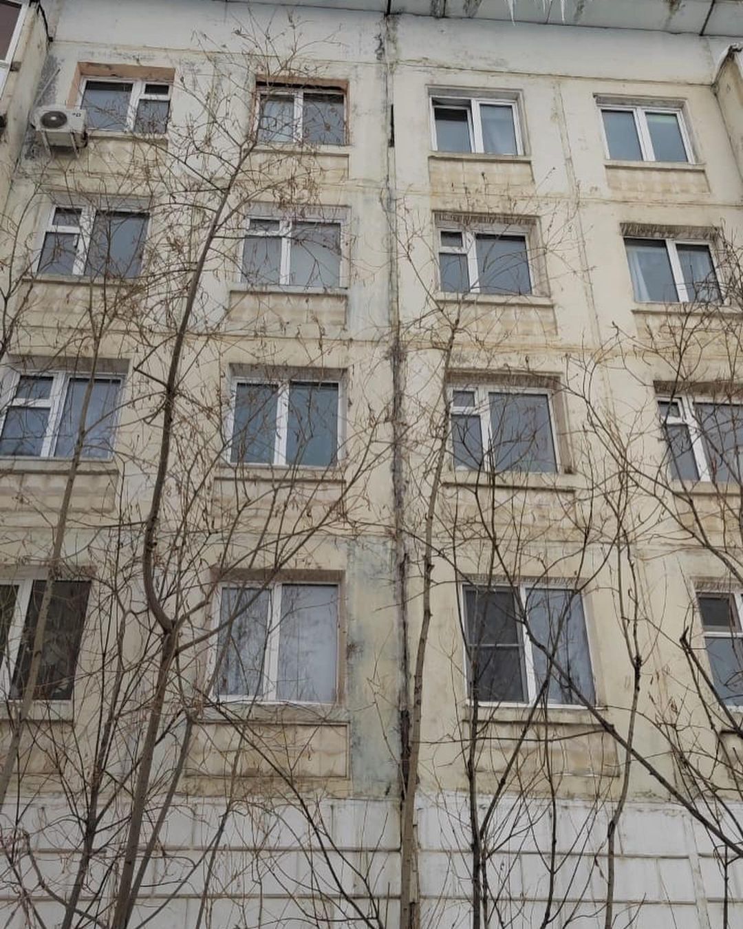 Управляющая компания Арсенал бездействует!!! Помогите!!! Топит третий день квартиру по адресу Бестужева Марлинского 9! Вода течет через межпанельный шов в квартиру 2 этажа , снег Арсенал не сбросил, сотрудники пришли составили акт и ушли , а течь так никто и не устранил !