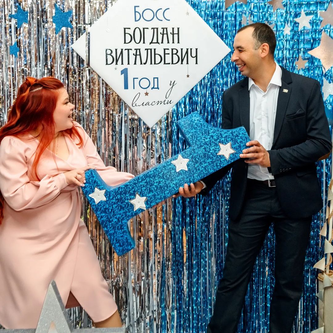 Ну вот я и добралась до инсты. Большое спасибо всем, кто был рядом в наш один из самых главных дней. Нашему сыночку уже 1 годик! 
Праздник удался на славу. А все благодаря чудесной ведущей @elena_berezkova03 профессионал своего дела. 
@olesya_gordeeva_foto наш фотограф фотки очень классные и настоящие. Когда только успевала "ловить" 🤔
@tort_klubnichka это самый вкусный торт ( на все праздники только к ним )))
@kurazh_garage03 все понравилось,  все супер. Отдельное спасибо Антону @antonzhurov - Шеф-повар.  Шницель прямо таял во рту👍
Отдельное спасибо Галине @koza_narisui_glaza все что связано с образом ( макияж, покраска, причёска) только к ней!!!!
@an.maksimilian благодаря своему мастерству из любой "сделает" Ким Кардашьян или Мерлин Монро, смотря кому кто ближе))))