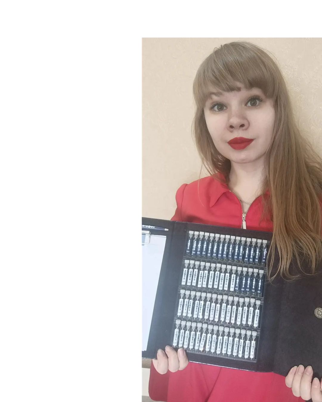 Кто хочет взять папку домой и познакомиться с ароматами в тихой домашней обстановке, милости прошу☺Папка в аренду на срок от одного дня до недели. Папку даю бесплатно, в целях ознакомления с ароматами номерного парфюма😌Напоминаю, что доступна акция 5+1, собираете семьёй, друзьями, коллегами, соседями 5 флаконов в единовременном заказе, получаете 6 флакон в подарок. Подарочный флакон из классической коллекции исключительно на ваш выбор 😌
В папке 60 ароматов, 40 женских и 20 мужских. При заказе от 1 флакона от меня маленький сюрприз❤
