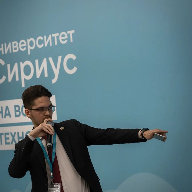 ivanov.offiziell в LOOKY. #blazer,#coat,#event,#font,#formalwear,#gesture,#publicspeaking,#sleeve,#press,#technology,#жест,#пальто,#публичноевыступление,#рукав,#событие,#технологии,#торжественнаяодежда,#шрифт,#блейзер,#пресса. 𝕊𝕚𝕣𝕚𝕦𝕤, 𝕓𝕦𝕤...