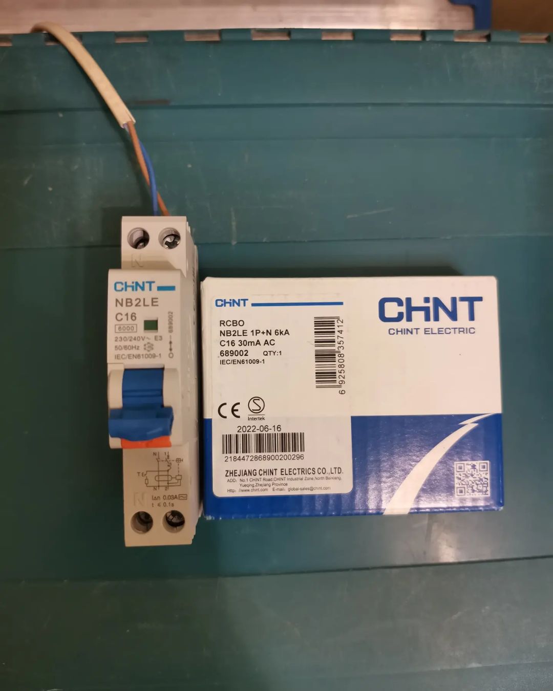 Электронный дифференциальный автомат на 1 модуль "Chint" NB2LE C16. Нужно в щит от застройщика на 12 модулей "впеньдюрить" два дифференциальных автомата(больше туда не влезает физически)👉🏿 выбор пал на сее "чудо" 🧐🤔🤷‍♂️. Диапазон цен на электронные дифференциальные автоматы начинаются от 3500 руб/шт. Это "чудо-аппарат" всего 1508 рублей(@vseinstrumenti.ru). Но обнаружился интересный эффект 👉🏿 без нагрузки в момент проверки кнопкой тест снизу автомата летят ✨ 😱🧐🤔🤷‍♂️. Что это🤔, так и должно быть 😕???
#дифференциальныйавтомат
#chintelectric
#chintrussia 
#модульныйавтомат
#chintavtomatica