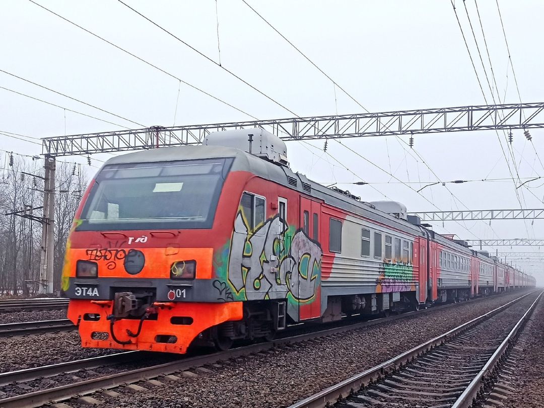 dm_cherentsovskiy в LOOKY — Тот момент, когда электрички возят мимо , а в ходу не одной: