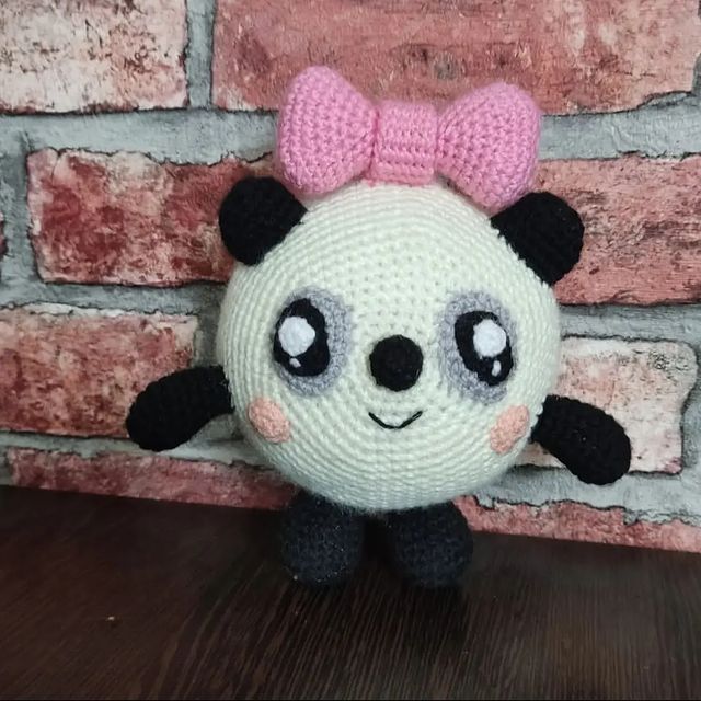 nastenochka.milaya в LOOKY. #игрушкикрючком,#амигуруми,#ручнаяработа,#handmade,#детям,#игрушки,#подарок,#подарокребенку,#Барнаул,#крючком,#пряжа,#игрушкиназаказБарнаул,#игрушкиназаказ,#игрушкивналичии. Всеми любимая Пандоч...