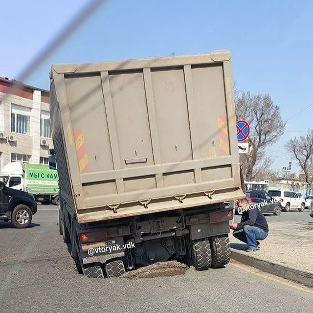 sos_znanie в LOOKY. . Самосвал провалился....