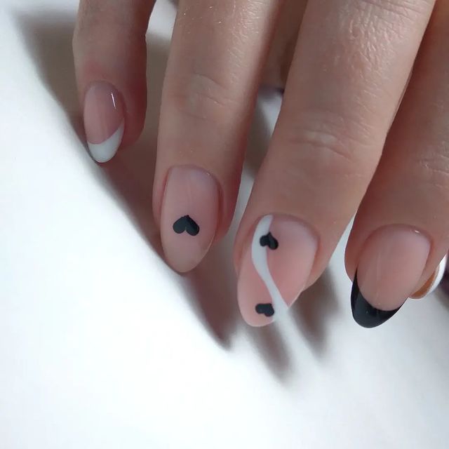 __darya_ryleeva_ в LOOKY. #дизайнногтейтула,#чёрнобелое,#гельлактула,#маникюртула,#френчманикюртула,#ногтитула,#топмастеровтула,#мастердарьятула. 🤍🖤-классика
#дизай...