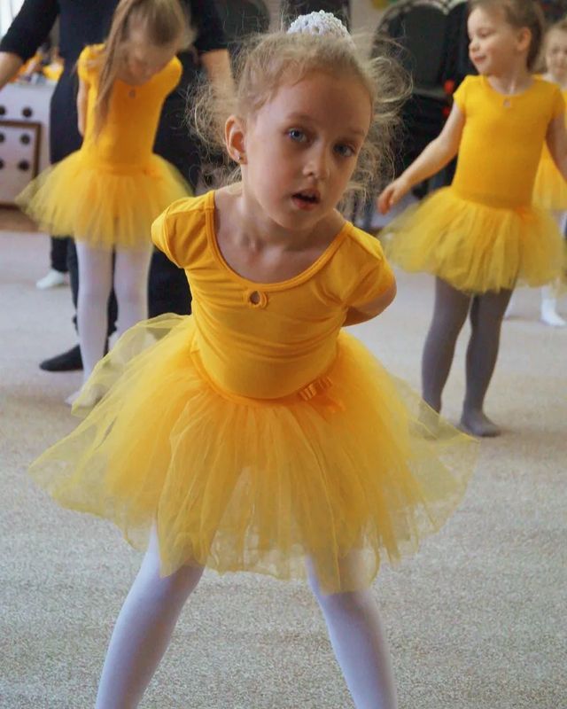 mi.lfox в LOOKY. #model,#photographer,#pro,#posture,#whitebackground,#photo,#child,#girl,#littlegirl,#dancer,#lipstick,#Beautiful,#фото,#модель,#фотограф,#танцор,#ребёнок,#жёлтый. •I live, I am creati...