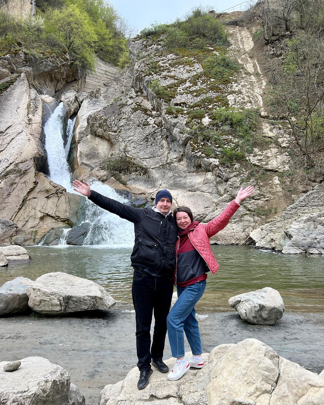Дагестан ч.2

📍Гамсутль.
Зря потерянный день😭 Долгая езда по горам. Подъём наверх 2,5 км на ногах к руинам старого посёлка. Виды красивые, но оно однозначно не стоит того потраченного времени и сил! 

📍Экраноплан Лунь.
Можно и на фото посмотреть, да почитать про него… и не ездить. Там вроде начали строить парк, может со временем что-то будет кроме накопанных траншей и одинокого, облезлого экраноплана, брошенного на берегу Каспия.

📍«Цитадель Нарын-Кала» Архитектурный комплекс в Дербенте.
Не пожалели что посетили данный комплекс. Приятное место для прогулок. Но мы попали туда в самый холодный и ветреный день😩, а наверху всё это ощущается ещё больше. Впрочем согревались чайком/кофейком) Побродили по крепости, по комплексу, посетили маленькую картинную галерею и музей, далее побродили по улочкам старого Дербента.

📍Крепость «Семи братьев и одной сестры». 
Вид отсюда потрясающий. Мы здесь были наскоком, крепость маленькая, запечатлели виды и поехали дальше. Специально её посещать не стоит.

📍Ханагский водопад.
Красив! В апреле он только набирает мощь, но уже силён. Погуляли у водопада и в его окрестностях. Поднялись на гору напротив водопада. С той высоты он казался ручейком)

Вот так мы посмотрели всё (или почти всё), что предлагает республика Дагестан. Дороги здесь есть везде и хорошие, самый распространённый джигит-мобиль - Лада Гранта)

Дагестанская еда не впечатлила. Хотелось мяса, а кормили «чуду». Это такая лепёха с разными начинками. Блюдо вкусное и разнообразное в плане начинок, но наелись мы этого «чуду» видимо надолго. С алкоголем тоже всё понятно… Рамадан)

В общем выручили грузины. Мы пили грузинские алко-напитки привезенные с собой, а отужинать вкуснейшей баранины удалось только в грузинском ресторане🤪

Вот такой он - наш Дагестан.