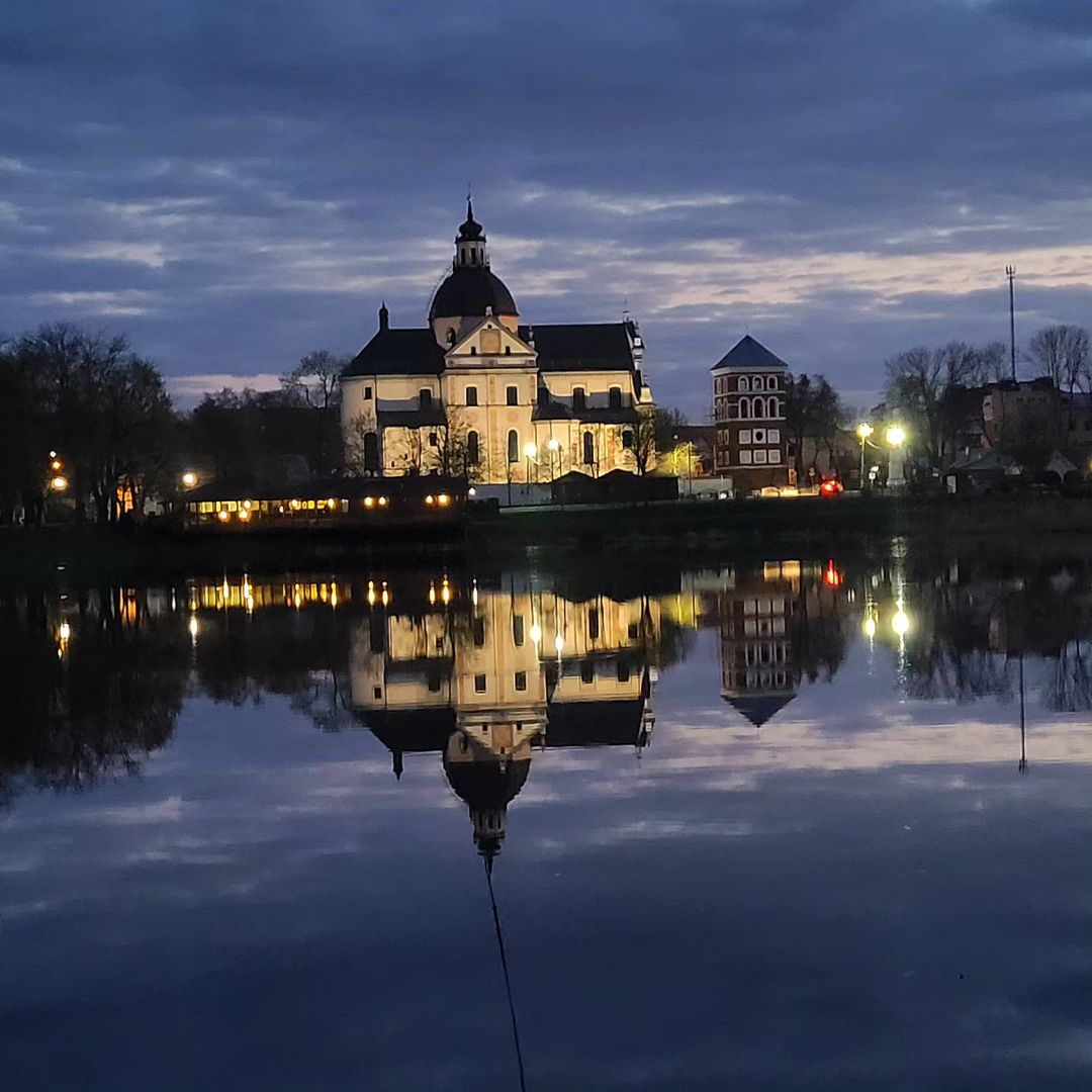 По летнему тёплый вечер 🌙 

#nesvizh #nesvizhcastle #evening #warmup #belarus#photography #photographybelarus #несвиж #несвижскийзамок #беларусь #fyp #on