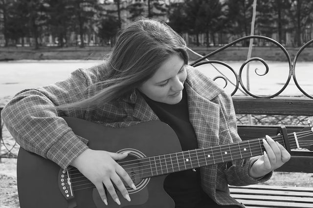 mi.lfox в LOOKY. #model,#photographer,#pro,#posture,#whitebackground,#photo,#lipstick,#Beautiful,#bw,#guitar,#blackandwhite,#lake,#фото,#модель,#фотограф,#гитара,#песня,#чб,#чернобелая. •They be looking at ...