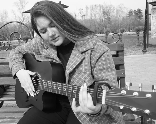 mi.lfox в LOOKY. #model,#photographer,#pro,#posture,#whitebackground,#photo,#lipstick,#Beautiful,#bw,#guitar,#blackandwhite,#lake,#фото,#модель,#фотограф,#гитара,#песня,#чб,#чернобелая. •There is tension in...