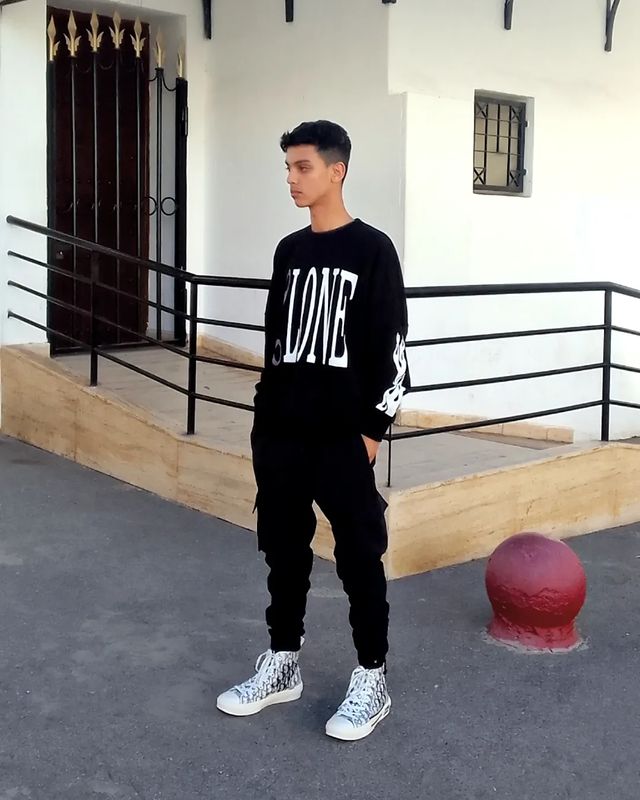 ☺︎︎ ✪>>>>✰ Ꙭ в LOOKY. #converse,#palmangels,#dior,#zara,#nike,#streetstyle,#photography,#stretwear,#y2kstyle,#para,#photooftheday. 🖤 𝒉𝒆'𝒔 𝒋𝒆𝒂𝒍�...