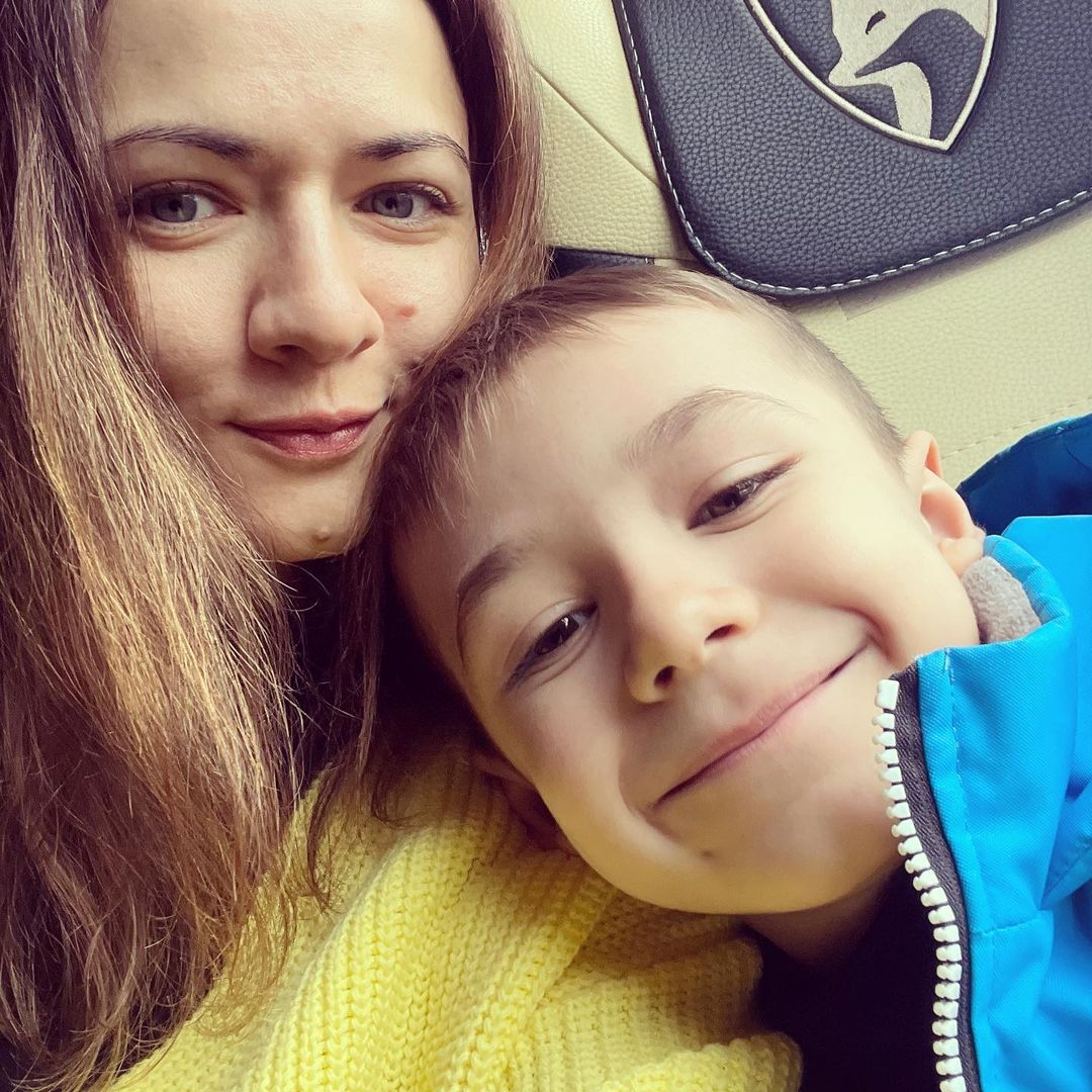 Гастроли в «Светлый» с Димаськой состоялись 😁
Ребёнок доволен!😉 
На автобусе покатался, сладкой ваты поел, по дк походил. Целый день с мамой и с артистами. Что ещё для счастья надо?😊
Теперь ждёт поездки в Якутск. Уж очень ему нравится ездить на гастроли и жить в гостиницах 😂