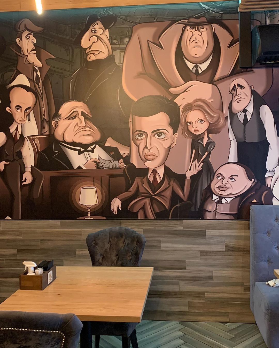 Новое место для меня  @donkorleone_restoran 📍
Пока отзыв о меню не буду оставлять, надо несколько раз покушать, чтобы разобраться и высказать объективное мнение. 
Что впечатлило:
- Интерьер. Я люблю арты и эти стены выбились из привычных для меня интерьеров подобных заведений в городе.
- Освещение. Для любителей фотографировать еду 💯
- Атмосфера. Находиться здесь приятно, музыка не громкая, других посетителей не слышно, будто все собрались для обсуждения неких дел, соответствующих стилю ресторана😁 «Не торопливая». Приятно сидеть на диванчике. В туалетной комнате продолжение интерьера - интересные фото гангстеров и классическая люстра.
- Обслуживание. Официанты приятные☺️
Обязательно буду заглядывать. 

#кудасходитьвбарнауле #отзыв #барнаул #еда #рестораны