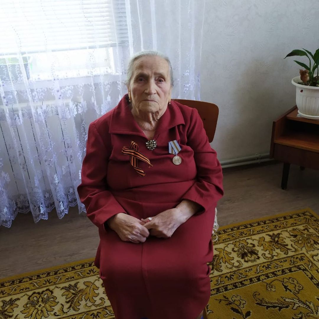 Наша мама,бабушка  и прабабушка Татьяна Николаевна Сбитнева -Фатьянова родилась и живет в Белгородской области , сейчас ей 96 лет,во время ВОВ здесь проходили самые тяжёлые бои,на момент начала войны бабушке было всего лишь 15 лет. Несмотря на свой юный возраст бабушка рыла окопы ,работала на сельскохозяйственных работах, готовила для солдат ,основная мужская сила воевала и женщины и дети все делали для фронта и для солдат!Здоровья тебе,дорогая наша❤️🌷!#деньпобеды #деньпобеды23