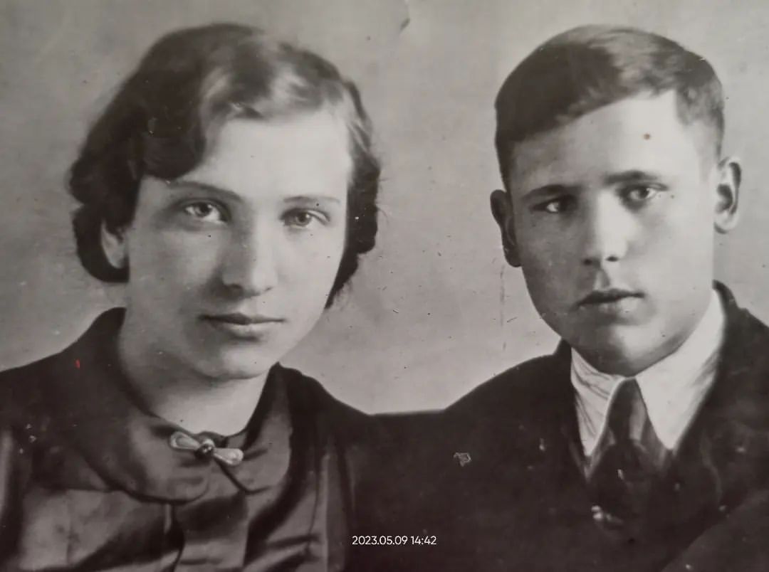 🇧🇾Единственное фото.

Семён.

У моей бабушки была свадьба в мае 1941.
Её Муж Семён ,не дня не был на войне. 
Готовился идти на войну.
Уже был пострижен на лысо.
Вели пленных. Просто стоял в толпе зевак.
Его выхватили из толпы и угнали.

Так его больше никто не видел. Поиски ничего не дали.💐💐💐

Он даже не увидел своего сына.

Судьба бабушкиного брата тоже была не лучше.

Стасик перед войной за драку попал в тюрьму. Прадед был зол на него и не стал его выручать. 
И всем понятно, что судьба, штрафбат. Стал пушечным мясом.
💐💐💐
#помним #беларусь #9мая #деньпобеды #деньпамяти #бобруйск