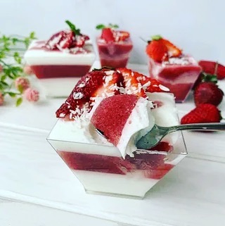omolafeeva в LOOKY. #сезонклубники,#клубника,#панакота,#десерт,#пп#вкусно,#рецепты,#легкиерецепты. КЛУБНИЧНАЯ ПАНАКОТА....