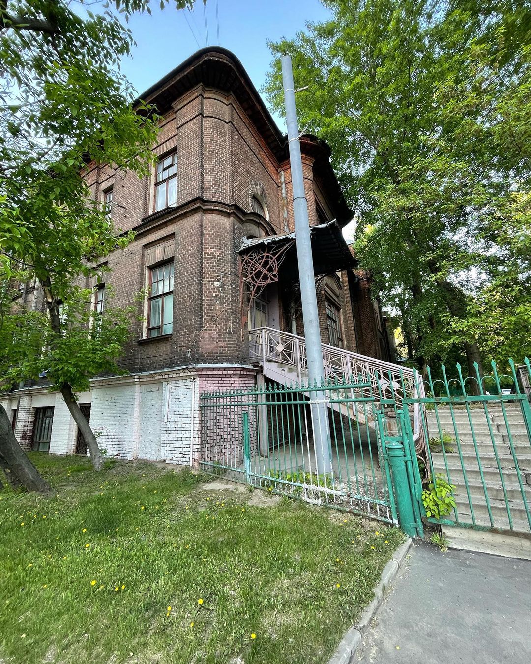 Находясь в районе любимого Преображенского  рынка, в очередной раз обратил внимание на интересное здание, окруженное старыми деревьями.
⠀
Сквозь столы виднелась великолепная архитектура в стиле модерн.
⠀
Вики подсказала, что это одно из последних творений известного архитектора Кекушева-Больница при Преображенской старообрядческой общине, или просто Преображенская больница, — памятник архитектуры, представляющий из себя двухэтажное кирпичное здание с полуподвалом и расположенный в Москве на Преображенском валу..
⠀
Здание очень атмосферное и таинственное. #Преображенское  #Модерн  # Кекушев# Память#  # Атмосфера # Старая Москва #
