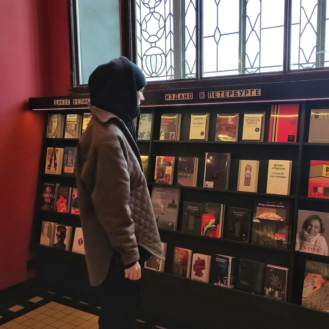 Прочитала сегодня сплетню куда делась резко Темникова.
Не буду её пересказывать.) Найдете сами, если интересно, но сразу скажу, что причина не в том поддерживает она сво или нет.

Что меня в этой истории действительно заинтересовало...

Факт, что её везде прикрыли, никак не отразился на её материальном состоянии. Помимо карьеры певицы, она ещё и растила опыт как инвестор. И благодарила человека, который ввёл её в этот мир. Можно представить с каким давлением она бы сейчас столкнулась, если бы не было плана Б. 

Вот я не считаю, что мир финансовых воротил - это для каждого. Не считаю так. Не каждый будет счастлив носить по жизни звание "финансист" как основной свой интерес.  Я сама не такая.