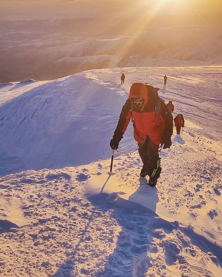 temabarin в LOOKY. #рассвет#эльбрус#elbrus#xguide#горы#mountains#альпинизм#sunrise#alpinism#кабардинобалкария#кабардинка#kabardinka#россия#russia#испытания#chellenge. Это было самое сложн...