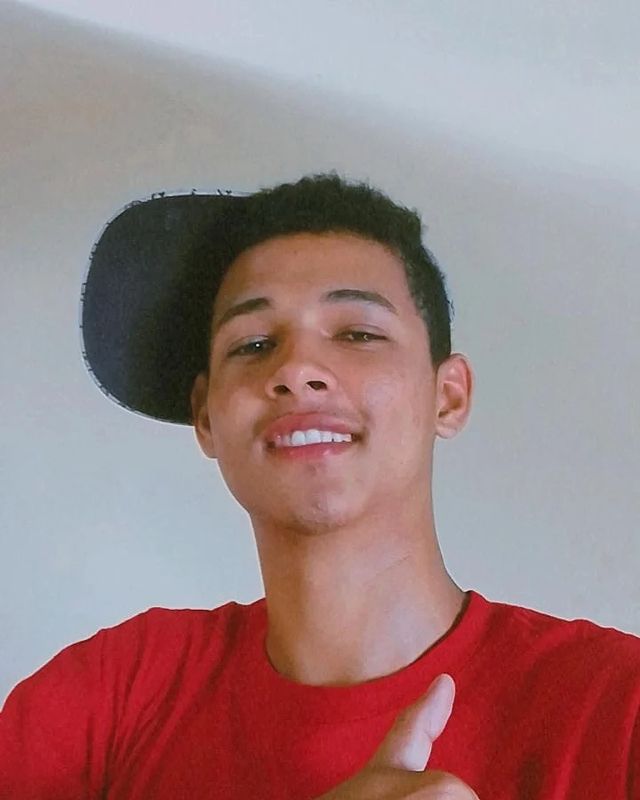 Mickael Oliveira в LOOKY. . Só vivendo