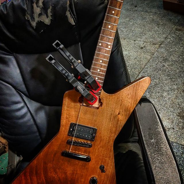 guitaroff.ru в LOOKY. #гитара,#guitarworkshop,#guitarcustom,#guitar. 📢 Вклейка грифа пос...