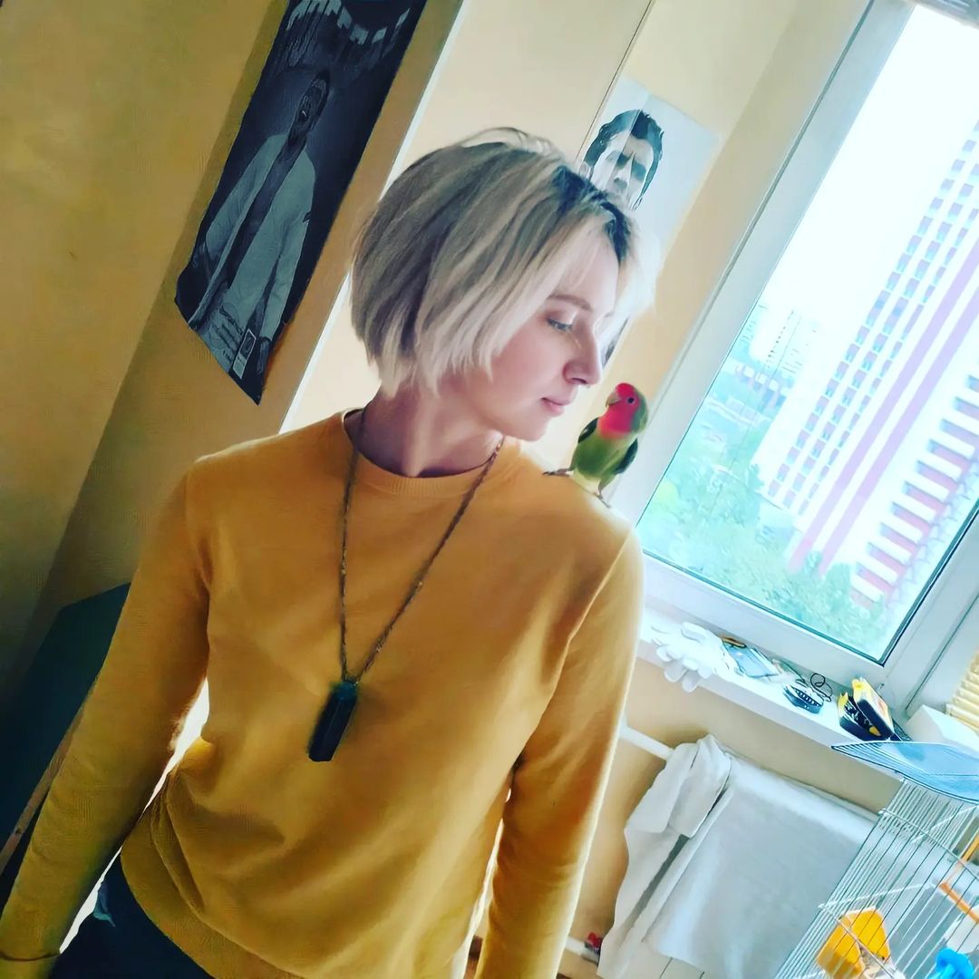 Today I met a new friend. It's love at first sight. He did not get off my shoulder for several hours, combed hair and kissed the cheek . I think he thought I was a yellow bird. I officially declare: this is the most gallant man.

#parrot #bird #cuteanimals
