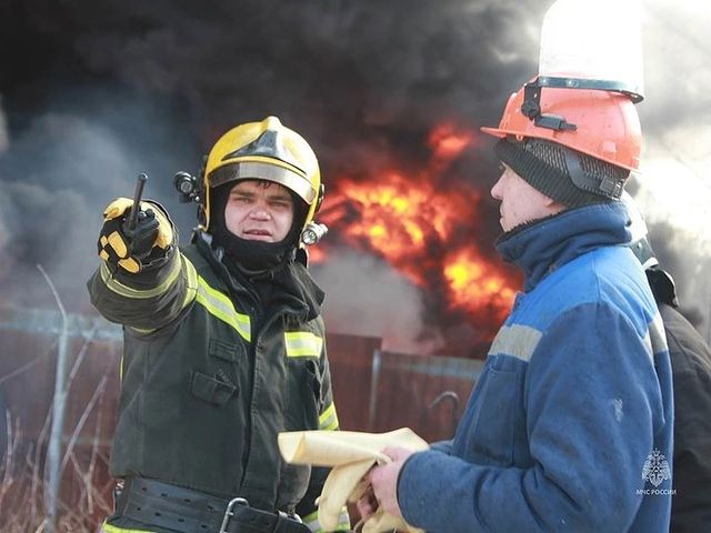 plamya_kursk в LOOKY. #пожарные,#спасатели,#курск,#россия,#огнеборцы,#firefighter,#fireman,#firerescue,#russia,#kursk,#такаяработа,#люблюсвоюработу,#огоньработа,#огнеборец,#пч20,#fire,#me,#followme,#мненестыдно,#русский,#ярусский. Тушение пластика на ...