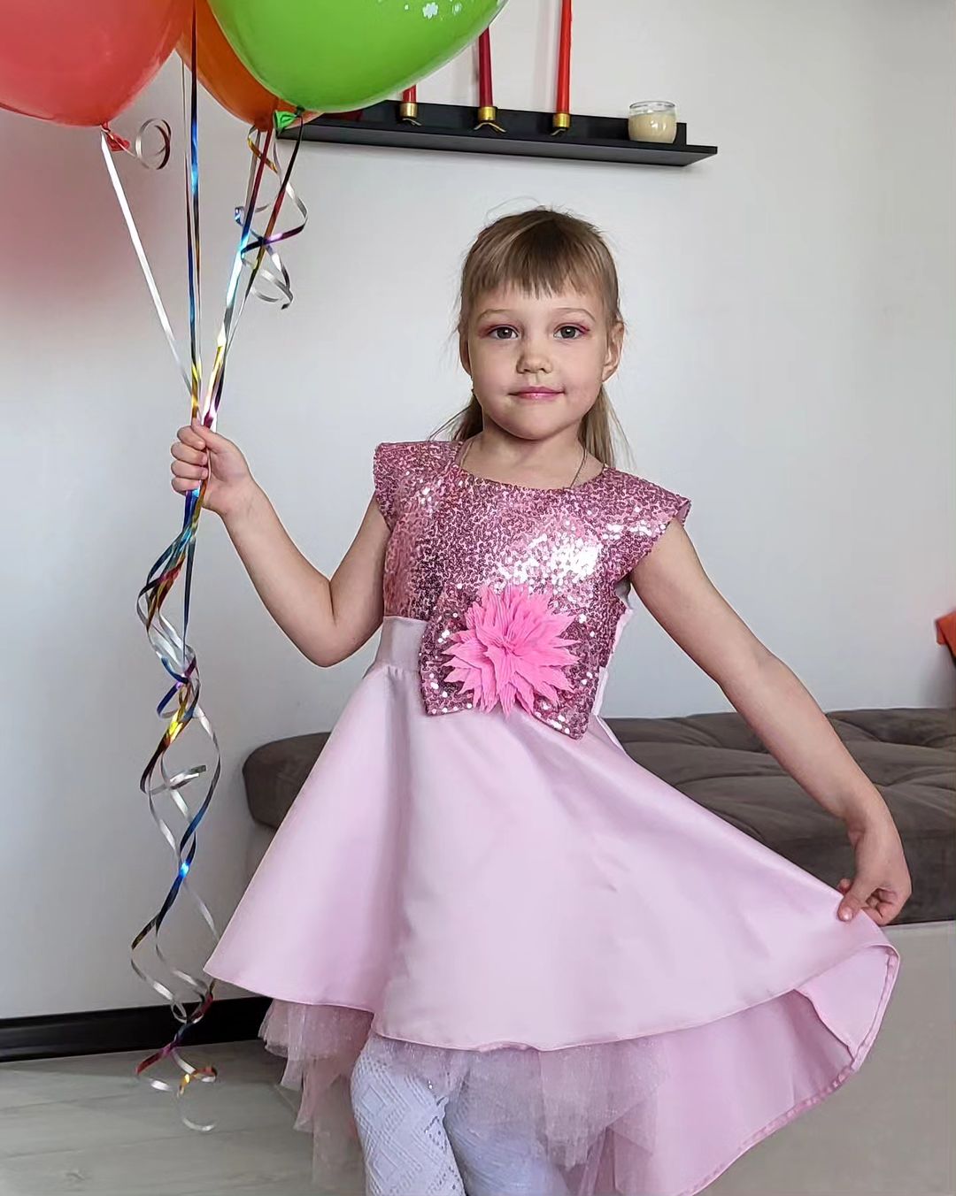 Уже 5 лет! Первый юбилей! Это моё маленькое, но такое родное счастье! Упрямая, подвижная, эмоциональная. Я даже боюсь представить, что будет дальше 🤣 в этот день теперь празднуем не день рождения мужа 😅 5 лет назад он уже получил главный подарок 😁 теперь все только для неё! ❤️ #нашаженечка #доченька #семья #мамадочки #счастьевмелочах #деньрождения #5лет🎉 #несидимнаместе