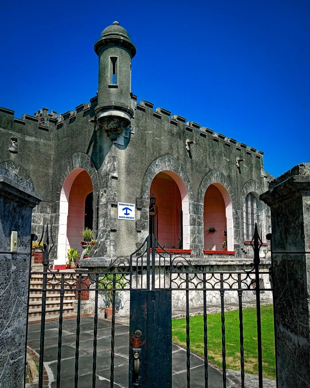 reydleyph in LOOKY. #photogram,#photooftheday,#photogram,#photo,#fotografiamovil,#fotoart,#fotografiacallejera,#fotos,#colores,#lenteinquieto,#foto,#cubaenfotos,#likesforlike,#liker,#l4likes,#followformore,#arquitetura,#photolovers. Castillo en renta / ...
