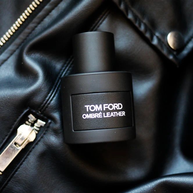 ⚜️ Ombré Leather (2018) Tom Ford

__________________________________
🧪  распив от 3 мл до флакона🧪

⚜️ Ombre Leather — элитная парфюмерная вода с кожаным ароматом для женщин и мужчин.
.
Концептуальный, невероятно стильный😎, и в то же время теплый☀️ чувственный унисекс-аромат словно передает полное ощущение прикосновения к нежной бархатистой текстуре самой тонкой и дорогой тосканской коже.
.
Идеально сбалансированный⚖️, лаконичный аромат характерен изысканным сплетением душистых пьянящих цветочных💐 нот🎶, богатым букетом свежих пряных восточных специй и теплых бархатистых «анималистических», чувственных оттенков кожи.

#парфюмерия 
#парфюм 
#парфюмерныйгардероб 
#духи 
#духиоригинал 
#селективнаяпарфюмерия 
#селектив 
#парфманьяк 
#парфюморигинал 
#селективныеароматы
#селективныйпарфюм