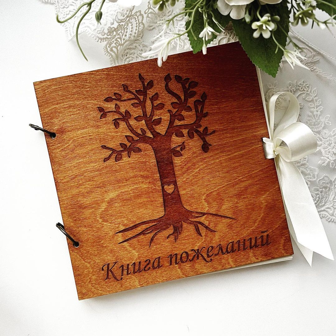 Книга пожеланий для молодоженов.
Внутри дизайнерский картон.
#ярославль #приглашениянасвадьбу #ярославльсвадьба