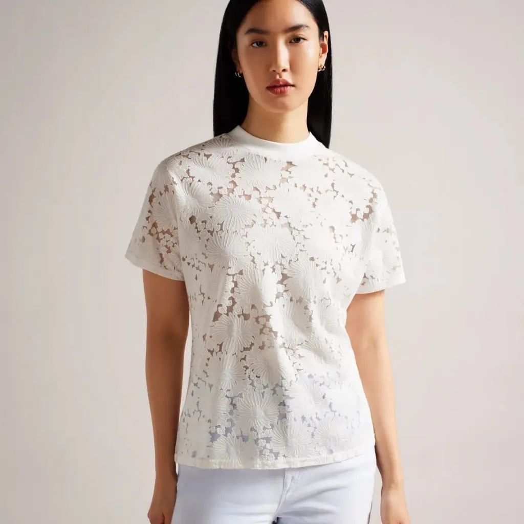 *Ted Baker*- оригинал 
 
Кто не знает эту марку немного экскурса 

Ted Baker – популярный бренд в мире британской моды, направленный на создание мужской и женской одежды, сумок, обуви, аксессуаров и наручных часов. Первый магазин открылся в 1988 года в Глазго, в нем продавались только мужские рубашки и костюмы. К настоящему же моменту марка Ted Baker имеет около 2 000 точек продаж более чем в 30 странах мира. Такому быстрому росту могут позавидовать все fashion-бренды в мире.

Пишите в личку расскажу как купить дешевле !

#женскаяодежда 
#футболка 
#одежда 
#бреедоваяодежда