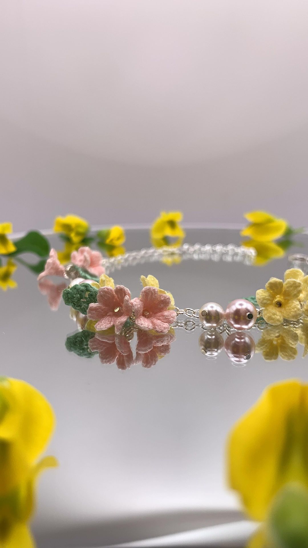flower_bijous в LOOKY. #летниеукрашения,#аксессуарыручнойработы,#вязаныевещи,#крючок,#crocheting,#jewelryflower. Цветочный браслет. Л...