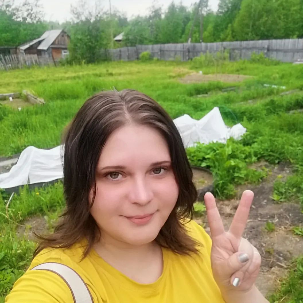 Наше окружение, как почва. Сначала её надо перекопать, удалить все сорняки и только после этого сажать семена и ждать результатов. 

Нельзя чтобы вашим мышлением, целями, образом жизни владели другие люди. Им невыгоден ваш профессиональный рост, саморазвитие. Потому что тогда вы подниметесь на ступеньку выше, а они нет. 
Вы станете успешнее, а они нет. 

А все потому, что нет веры в себя. Значит и другой тоже не должен в себя верить. Так это и работает. 

Еще таких людей называют токсичными. Во всем они ищут плохое, результаты других обесценивают. 

Свои цели определяете только вы, так же как и свое окружение. И надо научиться разбираться в людях. Не тратьте своё время попусту. Общайтесь только с теми людьми, у которых можете чему-то научиться.

Окружающие люди должны быть интересны вам и полезны. Общайтесь с теми людьми, у кого можно научиться чему-то полезному, что может привести вас в будущем к цели.

И моя любимая цитата из книги " К дзену на шпильках. Как создать новую жизнь и дело мечты с нуля" 👇

Я избавилась от токсичных мыслей и токсичных людей. ... Я перестала притягивать людей, которые смеялись над моими мечтами и обесценивали таланты. Я перестала идти на поводу у самосаботажа и трендов, которые идут против моих принципов. Я перестала производить впечатление и «казаться», я научилась быть верной себе и просто «быть».