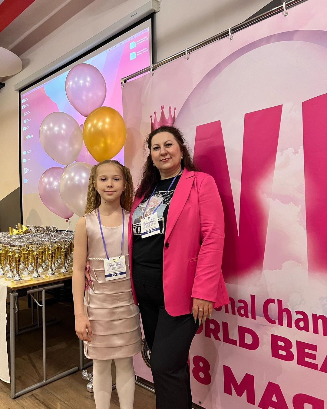 💅🎨🏆 Советы мастерам участующим в чемпионатах по маникюру, моделированию гелевыми системами и дизайну ногтей 🏆🎨💅

Участие в чемпионатах по маникюру, моделированию гелевыми системами и дизайну ногтей - это не только возможность проявить свой талант и креативность, но и шанс стать лучшим в своей области. Чтобы победить, нужно учитывать многие факторы, от выбора материалов до использования различных техник.

Креативное моделирование - один из ключевых аспектов соревнований. Ваши ногти должны выглядеть необычно и привлекательно, поэтому не бойтесь экспериментировать с формами, текстурами и цветами. Используйте разные виды декоративных элементов, такие как стразы, глиттеры и пайетки, чтобы создать уникальный образ.

Художественная роспись - это еще один важный элемент дизайна ногтей. Существует множество техник росписи, от простых узоров до сложных геометрических фигур и 3D-эффектов. Выбирайте технику, которая соответствует вашему стилю и умению, и не забывайте о сочетании цветов и текстур.

Наконец, не забывайте про использование правильных инструментов и материалов. Качественные гелевые системы и кисти помогут создать идеальный дизайн, а правильное сочетание цветов и текстур добавит эффектности и выразительности.

Не бойтесь экспериментировать и творить, будьте уверены в своих способностях и не забывайте обучаться новым техникам и тенденциям. Только так вы сможете стать настоящим мастером в своей области и победить в любом чемпионате.

И также есть и детские номинации.
Если ты ещё боишься или тебе кажется, что не получается то пиши мне в личку. Я проведу бесплатную консультацию и мы подберем подходящую для тебя номинацию. 

#маникюр #моделирование #гелевыесистемы #дизайнногтей #креативность #художественнаяроспись #техникиросписи #инструменты #материалы #экспериментирование #обучение #тенденции #победа