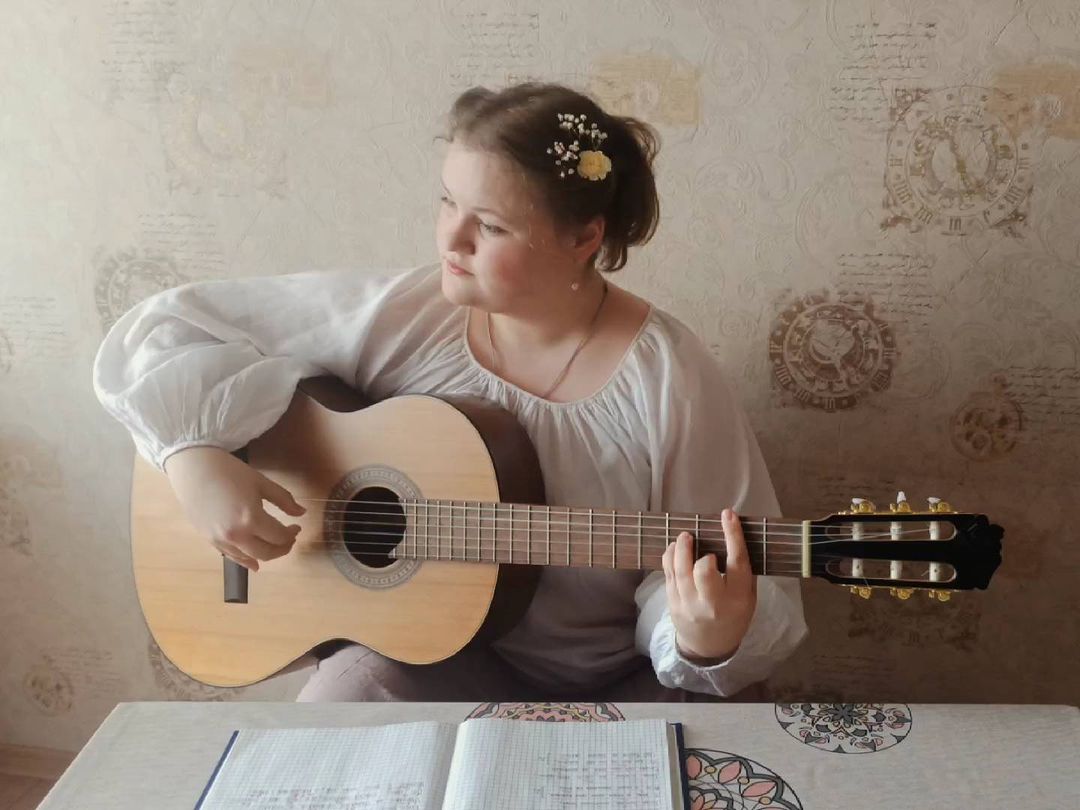 annatrubnikova7716 в LOOKY. #песниподгитару,#романс,#кавер,#cover,#guitar,#guitarsongs,#вокал,#буднимузыканта. Гляжу в озёра синие,...