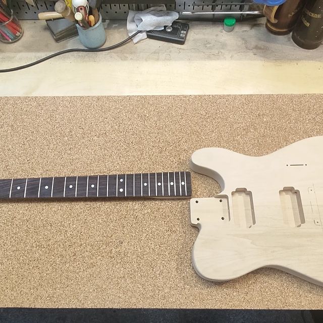 guitaroff.ru в LOOKY. #guitarworkshop,#guitar,#гитары,#гитарнаямастерская,#гитара. В ожидании косметиче...