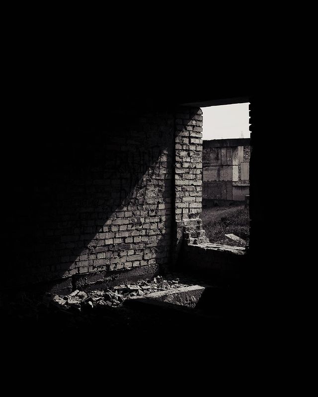 notmewhyitsalwaysme в LOOKY. #blackandwhite,#hardlight,#filmphotography,#photography,#brickwall,#fall,#experemental,#experementalphotography,#conceptualphotography. ____________________...