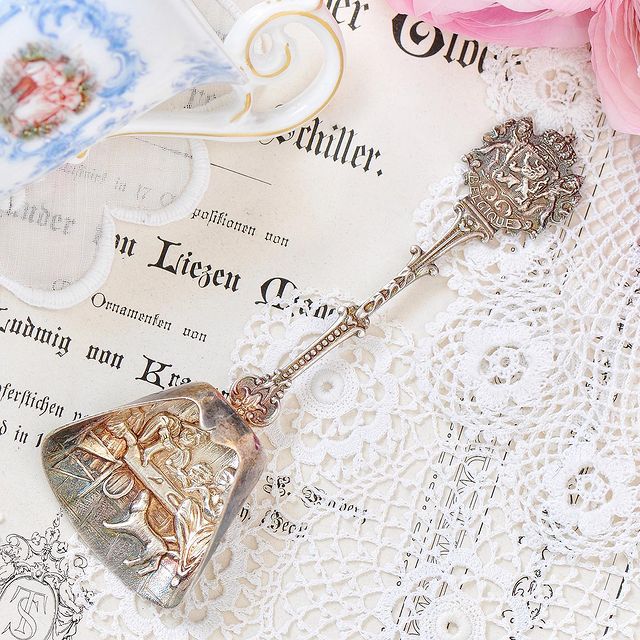 bl0shka_flea в LOOKY. #вналичии_bl0shka_flea,#совочек,#совочекдлясахара,#совочекдлячая,#совочекдляспеций,#совочекдлясыпучихпродуктов,#чайныеложки,#серебряныеложки,#серебрянаяложка,#винтаж,#винтажизевропы,#блошка,#блошиныйрынок,#блошиный_рынок,#блошиныйрынокмосква,#винтажнаяпосуда,#винтажнаяпосудаизевропы,#винтажныестоловыеприборы,#антиквариат,#антикварныймагазин,#магазинвинтажа,#сервировкастола,#сервировка,#антиквариатизевропы,#коллекцияложек,#винтажныеложки,#голландскоесеребро,#старинноесеребро. ⚜️Винтажный совочек ...