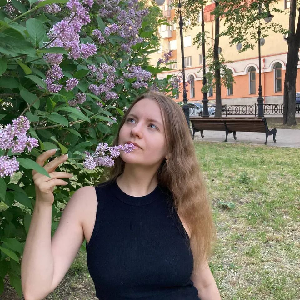 Время от времени мне приходит в голову гениальная мысль начать изучать какой-то новый язык. В феврале этого года я решила познакомиться с модным нынче корейским.
⠀
К этому меня подтолкнуло знакомство с Корейский Культурный Центр, который дает массу возможностей познакомиться с культурой Южной Кореи 🇰🇷. В том числе — бесплатно изучать язык онлайн в группе с преподавателем.
⠀
Обучение длилось полгода. Как водится, выплыли и плюсы, и минусы. Большие и жирные плюсы:
⠀
✅ ️занятия полностью бесплатны;
✅ ️есть возможность как проявлять активность каждый урок, так и отсидеться в сторонке: спрашивают только тех, кто поднимает руку;
✅️ все материалы предоставляются в электронном виде;
✅️ в конце обучения, если все ОК с посещаемостью и ты добросовестно делал домашки, дают красивый сертификат, с которым можно радостно перейти на следующую ступень обучения без жестокого отбора рандомайзера.
⠀
Минусы:
⠀
❎ ️️попасть в группу на общих основаниях сложно: нужно обязательно следить, когда откроется запись и успевать; при этом не факт, что великий рандомайзер выберет именно тебя;
❎ ️группы с нуля большие: по 60 человек в каждой (есть подозрение, что чем выше уровень, тем просторнее в аудитории);
❎️ учебники не адаптированы для русскоговорящих. Например, вместо простого «это окончание Им. п. ед. ч. у существительных» написано «это частица, которая присоединяется к подлежащему, выраженному существительным, и указывает на субъект действия». Очень понятно, спасибо, пойду гуглить;
❎ ️даты сдачи обязательных сочинений настолько ранние, что вы с группой не успеваете пройти нужную для написания тему.
⠀
В любом случае, я рада, что узнала о такой возможности и не слилась в процессе. Теперь у меня есть красивый сертификат и возможность продолжить обучение в сентябре. Не знаю, воспользуюсь ли ей. Что скажете? 👇