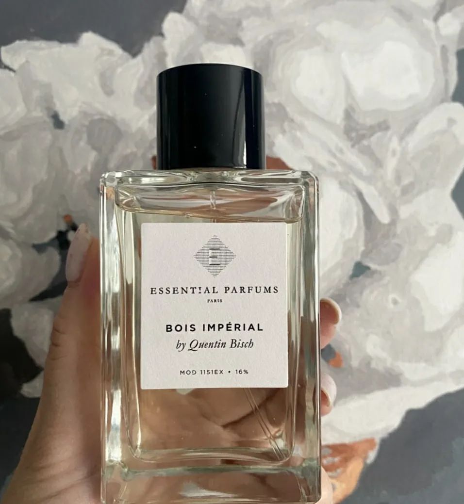 🪩Bois Imperial Essential🪩
—————————————————
🧪Распив от 3 ml до флакона🧪

—————————————————
Bois Imperial Essential-центром созданного аромата стала-акигалвуд-уникальная древесная нота🎵, украшенная свежим🌬️ специями, играет на контрастах. Чувственный и свежий аромат🪔дополняют насыщенный гаитянский ветивер, пачули и нота Ambrofix со стойким звучанием амбры. Свежие листья🌱 базилика сочетаются с игривым ароматом перца🌶️Тимут, который раскрывает не только острую грань, но и свежую ноту, напоминающую грейпфрут.
—————————————————
    🎶Пробежимся по ноткам🎶

🧚‍♀️Верхние ноты: базилик🌱,перец🌶️

🧚‍♀️Средние ноты: акигалвуд,ветивер,пачули и ambrofix🤤

#парфюмерия 
#парфюм 
#парфюмерныйгардероб 
#духи 
#духиоригинал 
#селективнаяпарфюмерия 
#селектив 
#парфманьяк 
#парфюморигинал 
#селективныеароматы
#селективныйпарфюм