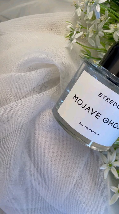 🌸 Byredo Mojave Ghost🌸
.
💫Восточно-цветочный с древесными нотами.
.
🤍Обманчиво сладкие, 🍯 медовые и опьяняющие ноты сапоты и амбретты завораживают, уводя в глубины сердца нежными пудровыми тонами 💐 фиалки, мягким обволакивающим оттенком сандалового дерева и свежей магнолии. 
.
💗Хрустящая серая амбра и элегантный белый кедр усиливают и продлевают звучание композиции на коже. 🌸
.
🎶 Пробежимся по нотам🎶
.
🤍Верхние ноты: Амбретта и Сапота.
🤍Средние ноты: Фиалка, Сандал и Магнолия.
🤍Базовые ноты: Серая амбра, Мускус и Кедр. 

#парфюмерия 
#парфюм 
#парфюмерныйгардероб 
#духи 
#духиоригинал 
#селективнаяпарфюмерия 
#селектив 
#парфманьяк 
#парфюморигинал 
#селективныеароматы
#селективныйпарфюм