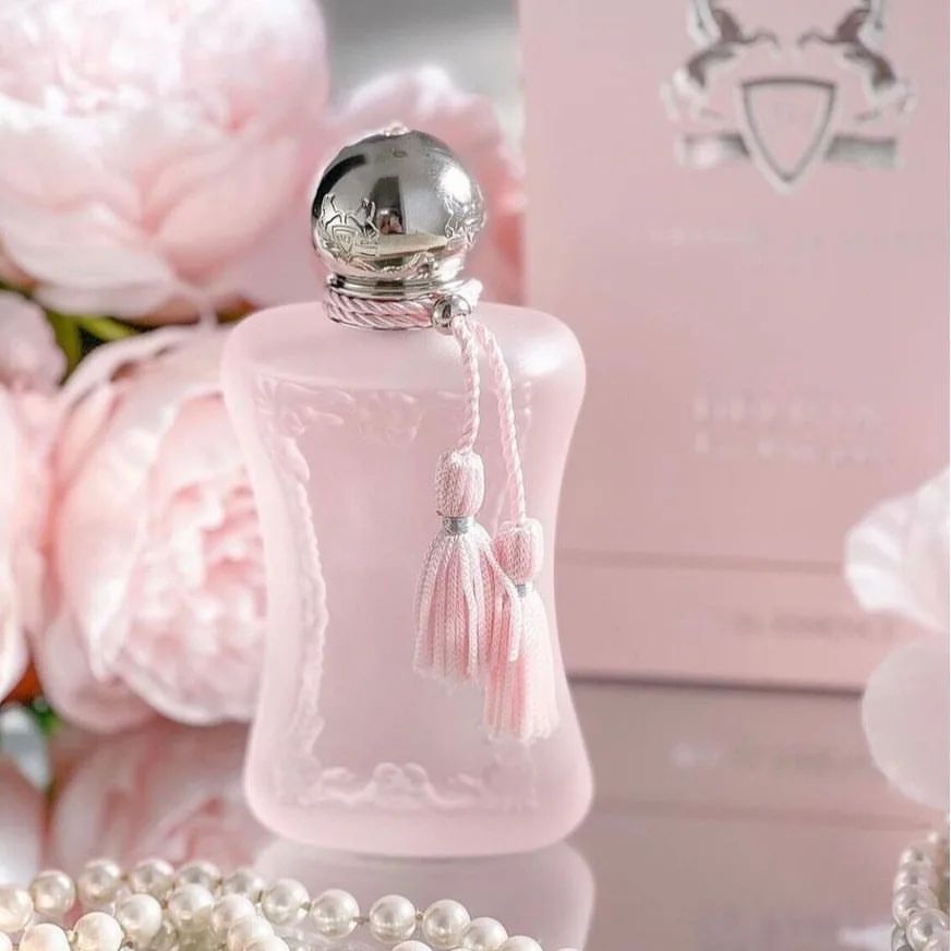 🌹 Delina La Rosée Parfums de Marly
__________________________________
🧪 на распив заказать можете от 3 мл до флакона🧪

🌹 Delina La Rosee — легкий, изящный и утонченный женский цветочно-фруктовый аромат🌸🍐.
.
Яркие ароматы медовой груши🍐, сочного личи и освежающего цитрусового бергамота🍋 начинают композицию, внося в нее бодрящую прохладу и легкие гурманские оттенки. Смесь прозрачных водных цветов🌸 и шелковисто-пряного пиона🌺 дарит ощущение свежести и гармонии с окружающим миром🌍. Аромат душистой турецкой розы🌹 на их фоне особенно ярко раскрывается в своей дерзкой элегантности. А мягкая утонченная база из теплой древесины🪵, нежнейшего белого мускуса🍥 и влажно-древесных оттенков ветивера окутывает чувства и создает эффект ольфакторного сияния✨.

#парфюмерия 
#парфюм 
#парфюмерныйгардероб 
#духи 
#духиоригинал 
#селективнаяпарфюмерия 
#селектив 
#парфманьяк 
#парфюморигинал 
#селективныеароматы
#селективныйпарфюм