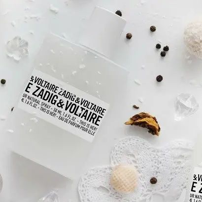 💎 This is Her Zadig & Voltaire 💎
______________________________
🧪 на распив заказать можете от 3 мл до флакона🧪

💎 This is Her Zadig & Voltaire  — элитная парфюмерная вода с кожаным ароматом. это аромат для женщин, он принадлежит к группе 🧞‍♀️восточные гурманские.
.
This is Her Zadig & Voltaire - парфюм для молодых и дерзких😈 девушек, не боящихся заявить о себе. Французская утонченность и сладость, граничат с восточными пряными мотивами, делая This is Her потрясающим ароматом контрастов. Сандал и кашмирское дерево 🪵 делают парфюмерную воду стойкой, а едва уловимый оттенок взбитых 🍧 сливок, 🍨 ванили и каштана 🌰 оставляет на коже и одежде тонкое послевкусие, спустя несколько часов после нанесения.
.
🎶 Верхние ноты: Розовый перец, Цветок шелкового дерева и Жасмин Самбак; 
🎶 средние ноты: Взбитые сливки, Ваниль и Каштан; 
🎶 базовые ноты: Сандал и Кашемировое дерево.

#парфюмерия 
#парфюм 
#парфюмерныйгардероб 
#духи 
#духиоригинал 
#селективнаяпарфюмерия 
#селектив 
#парфманьяк 
#парфюморигинал 
#селективныеароматы
#селективныйпарфюм