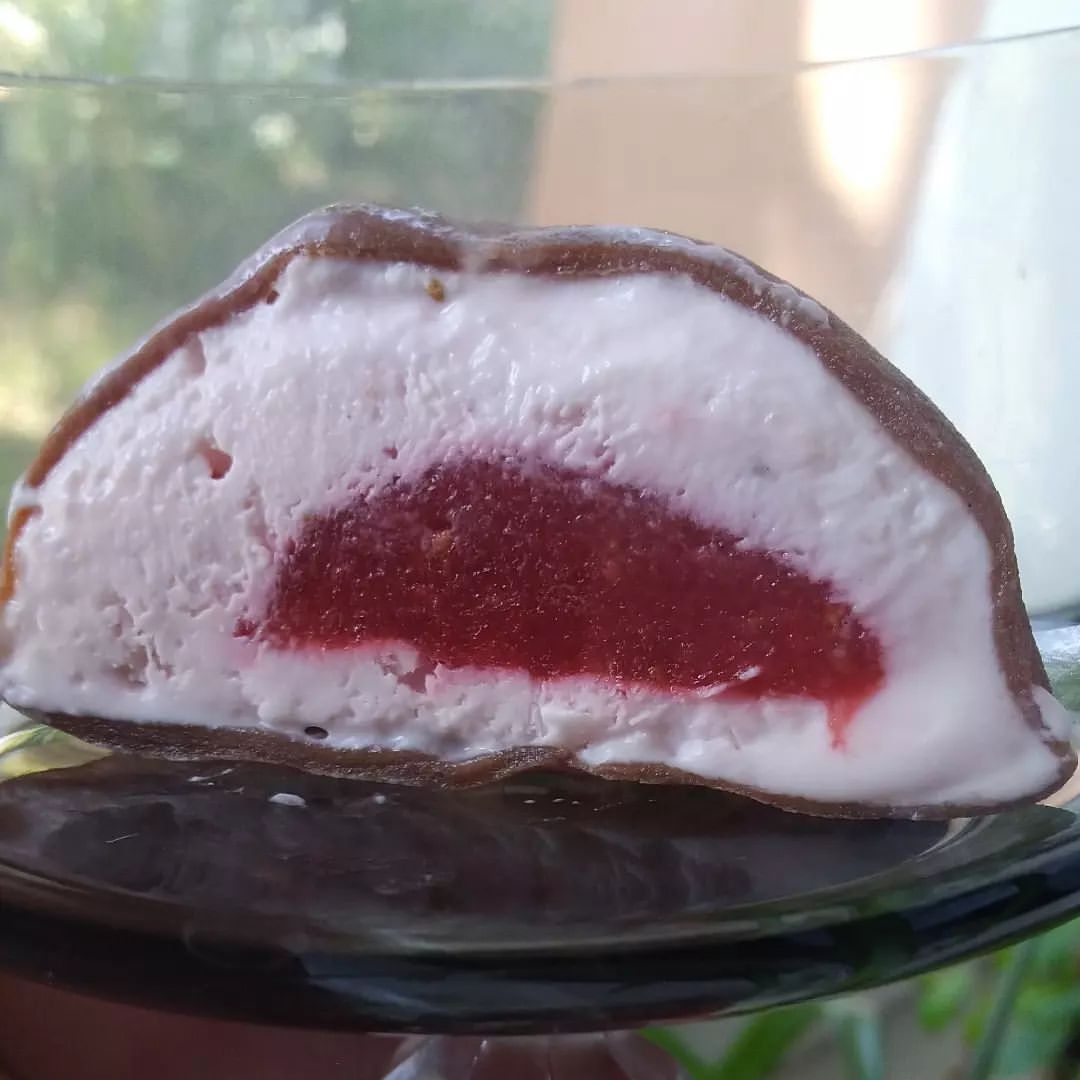 Клубника в шоколаде.
Мне кажется они вкуснее черничных)

#моти #мотиназаказ