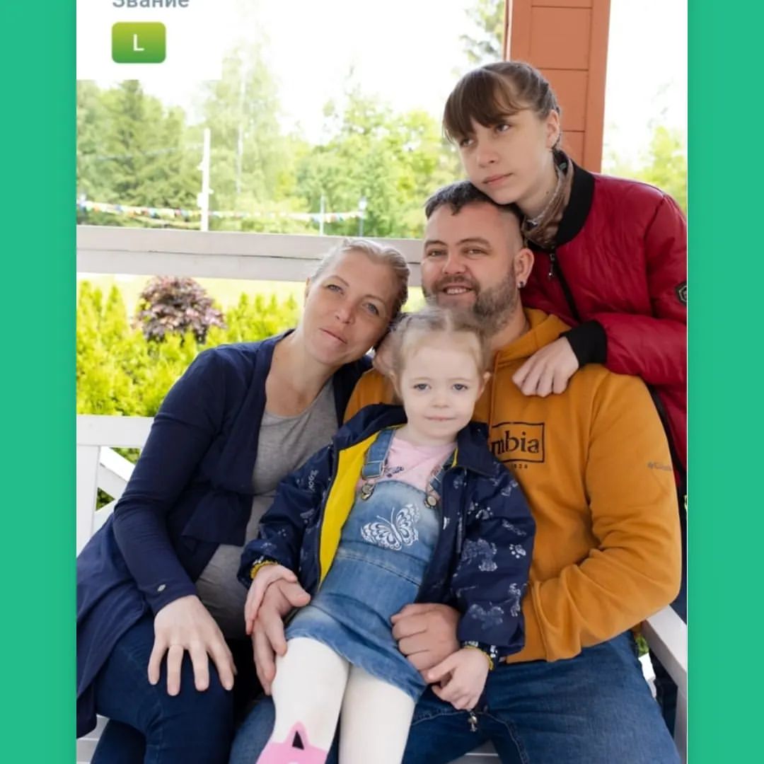 ⚡Ровно год ⚡

Год назад я приняла решение попробовать себя в Гринвей. 

За это время многое поменялось:
Первое это отсутствие вредной химии в доме, совсем, ни капельки... 
Я сейчас не буду объяснять какой это вклад в окружающую среду. 😌
Я расскажу какой это вклад в моё здоровье и здоровье моей семьи. 

Многие заметили, что иммунитет сейчас стал намного ниже, дети рождаются с дерматитами и аллергией. Лично у меня был диагноз " Химический ожог слизистой" Всегда заложен нос, частые горловые инфекции, вечная сухость в глазах и коньюктивит каждый месяц, я жила на каплях🥲 Лиза была на грани операции по удалению аденоидов, Алиса с больничных не вылезала. 
К этому всему накладывались переживания за то, что дети болеют а я на работе, сама болела тоже на работе, ведь если не выйдешь на работу, денег не будет на питание, лекарства и платежи.🤪
 А как же муж, он же должен обеспечивать, подумаете вы🤔
Мы обычная семья в которой есть кредиты и ипотека, плюс хочется питаться качественно и не экономить на продуктах. Хочется иметь дома фрукты и конфетки с печеньками, сыр, колбаска вкусная и молоко. Каждый знает, что это всё не дёшево а физические возможности не позволяют работать круглые сутки, только вместе мы можем заработать достаточно для нормальной жизни. 🫂

Втрое, теперь я могу работать где угодно и получать доход независимо от ситуации вокруг, да сейчас я нахожусь в декрете и кто-то скажет, дак она же сидит дома, конечно у неё всё получается, но год назад и даже полгода назад я работала, но прокладывала себе путь в декрет, чтобы уйти спокойно без стресса с работы, имея под ногами финансовую  подушку безопасности, ведь мы собирались ещё за одним малышом сразу после рождения Алисы. 
Находясь в декрете я зарабатываю, находясь на отдыхе я зарабатываю, даже когда я поеду в роддом, я буду зарабатывать! Как? 

За этот год я собрала наикрутейшую команду, все мои партнёры добрые и отзывчивые,  поддерживают друг друга, а ещё у меня есть наставники, которые всегда поддержат в любой момент, все мы создали нереальную коллаборацию и гордимся этим, мы работаем как одно целое! 

Следующая остановка, квалификация Мастер😌
Пошли со мной, пиши в директ " Хочу в команду "

#гринвей