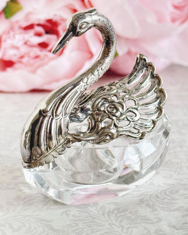 bl0shka_flea в LOOKY. #вналичии_bl0shka_flea,#солонкалебедь,#солонка,#солонкаиперечница,#лебедь,#серебрянаясолонка,#серебрянаяпосуда,#сервировкастола,#хрустальвсеребре,#антиквариат,#антиквариатмосква,#антиквариатизевропы,#винтажнаясолонка,#блошиныйрынок,#блошиныйрынокмосква,#блошиный_рынок,#блошиныйрынокевропа,#блошка,#блошкамосква,#люблювинтаж,#красиваяпосуда. ⚜️ХРУСТАЛЬ И СЕРЕБРО...