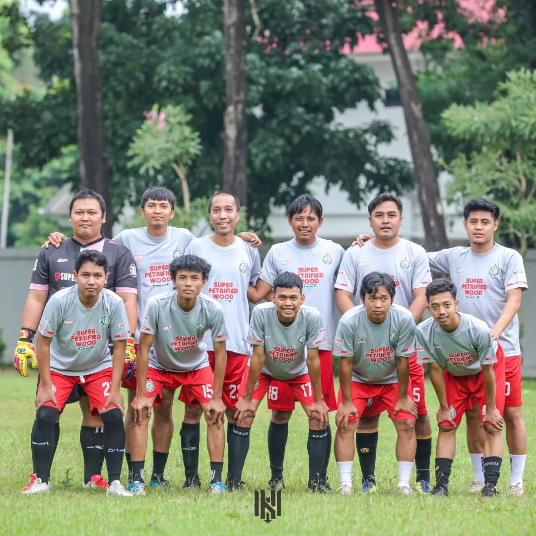 Kirain bakal jadi 
  Kesayangan
Taunya cuman jadi
 Kekasih bayangan.
 Cuakzzzz
#funnyfootball 
#kawanpotret 
#sparingbola